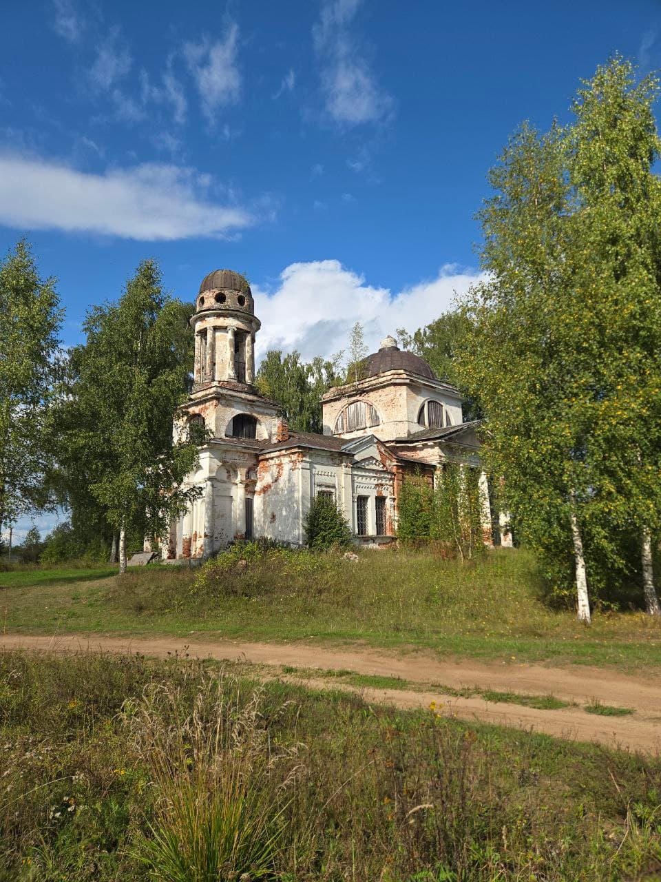 Заброшенная церковь в лесу — крупный кадр места